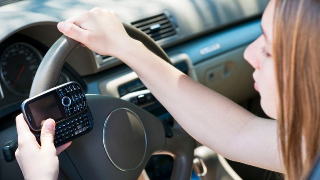 Women drivers 'less likely to be distracted than men', study finds