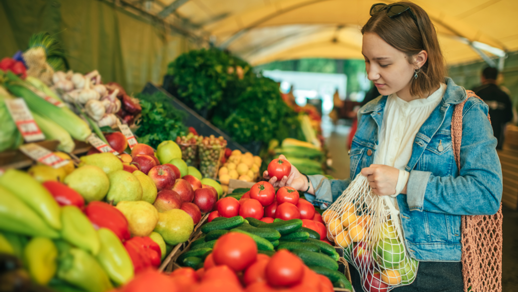 girl at farmer's market