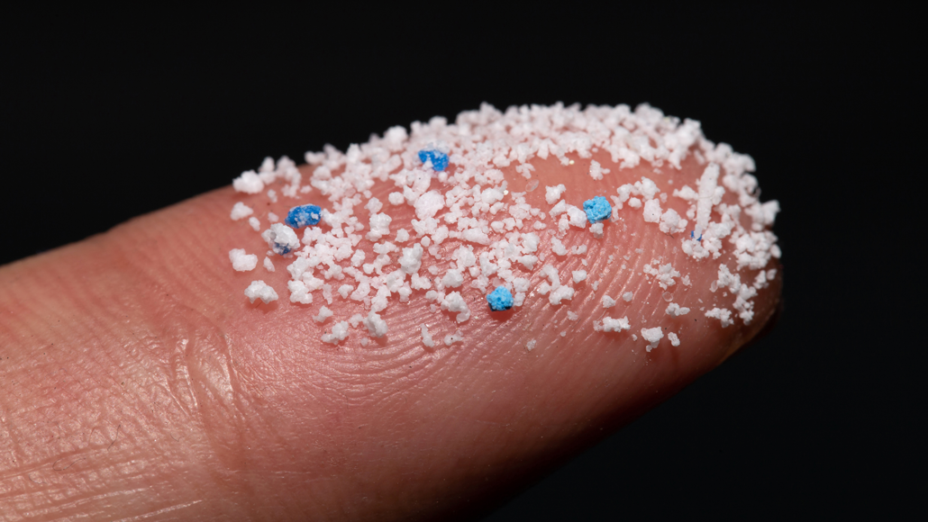Using acoustic waves to remove microplastics