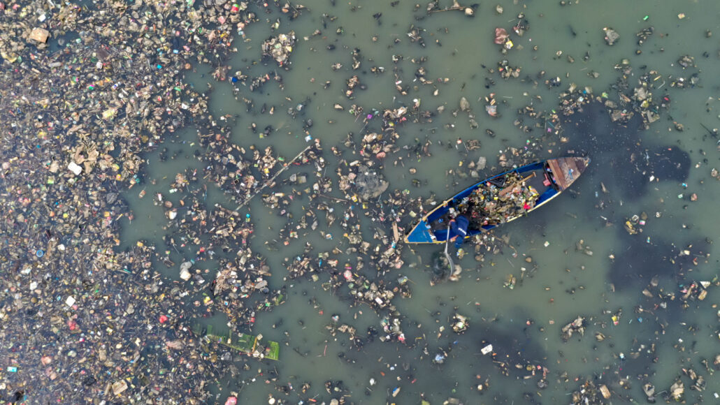 https://www.snexplores.org/wp-content/uploads/2021/08/1440_LL_plastic_pollution_feat-1030x580.jpg