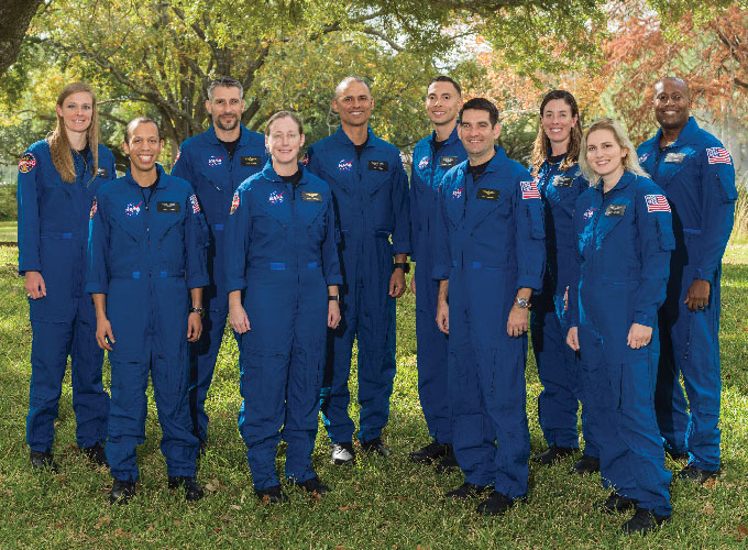 Uma foto dos 10 candidatos a astronauta para 2022 em seus macacões azuis