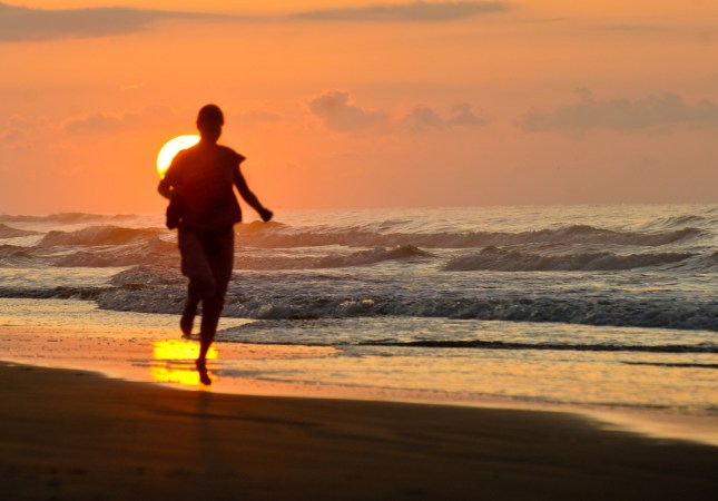 Exposure to sun at strategic times can help the body better adjust to travel across several time zones. Credit: iStockphoto