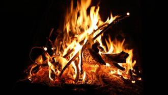 Heaps of firewood or charcoal that are as tall as they are wide make the hottest fires. Fires built tall or squat burn cooler, new calculations show.