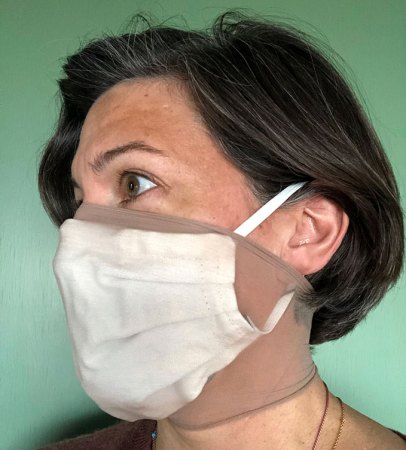 Loretta Fernandez wearing a mask