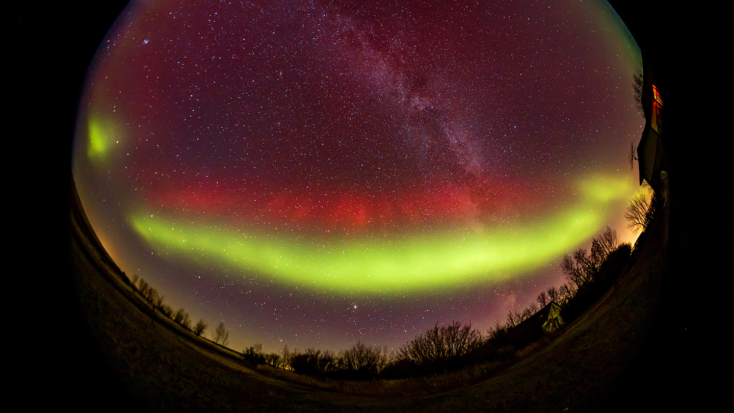 Amateur astronomers reveal clues to a mysterious double aurora