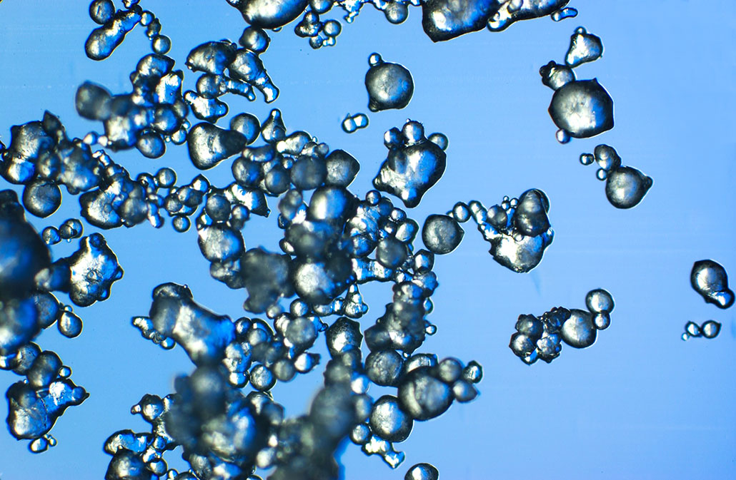 a microscopic image showing how machine-made snow appears to have a bead-like structure